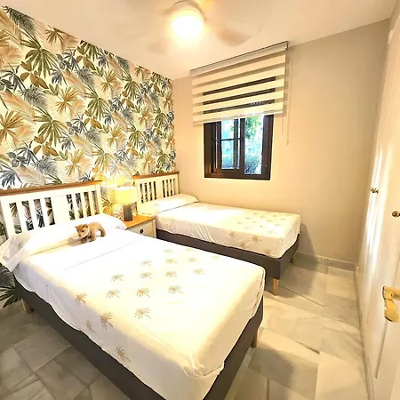 Modern 2br Second Line Marbella Beach, Pools And Paddle Apartman *